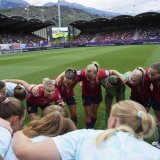 Ada Hegerberg motive ses coéquipières avant le match entre la Norvège et la Finlande à Tourbillon